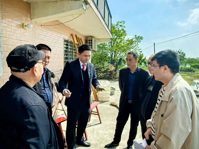 4月9日，监利市人民法院执行干警与申请执行人、村书记、心理医院医生等人共同商讨妥善安置小勇的凯发国际信誉的解决方案.jpg